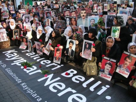 Cumartesi Anneleri'nin Feryadı: Toplu Mezarlar Açılıyor, Failler Serbest, Adaletiniz Bu Mu?