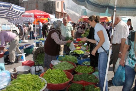 Cumartesi pazarının köylü üreticileri dertli