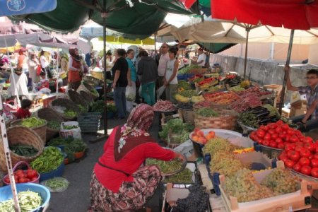 Cumartesi pazarının köylü üreticileri dertli