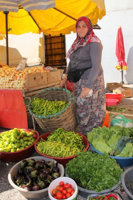 Cumartesi pazarının köylü üreticileri dertli