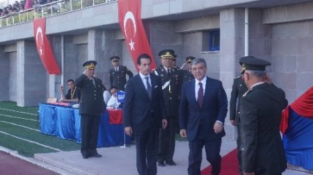 Cumharbaşkanı Gül sancak teslim törenine katıldı