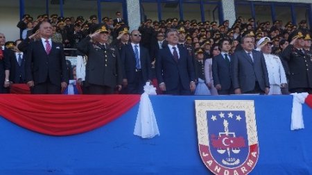 Cumharbaşkanı Gül sancak teslim törenine katıldı