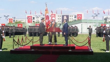 Cumharbaşkanı Gül sancak teslim törenine katıldı