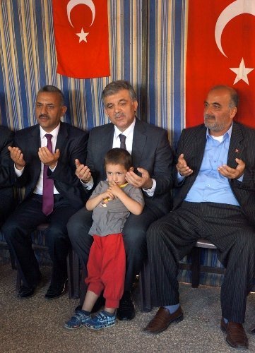 Cumhurbaşkanı, Reyhanlı'da taziye ziyaretinde bulundu