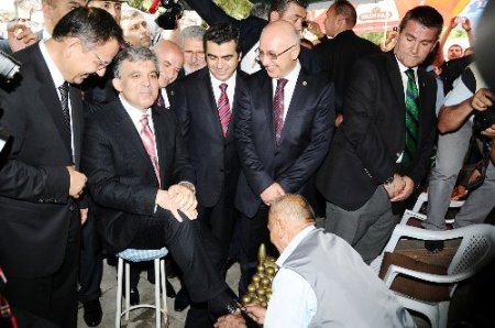 Cumhurbaşkanı Gül, ayakkabısını boyattı