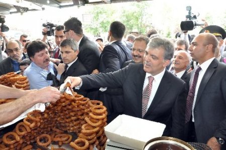 Cumhurbaşkanı Gül, ayakkabısını boyattı