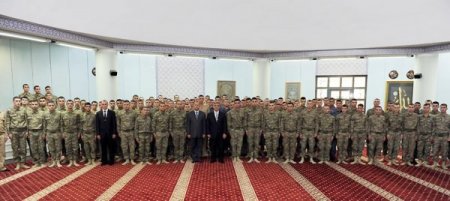 Cumhurbaşkanı Gül, bayram namazını askerlerle kıldı