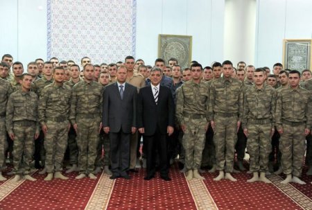 Cumhurbaşkanı Gül, bayram namazını askerlerle kıldı