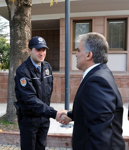 Cumhurbaşkanı Gül, bayram namazını askerlerle kıldı
