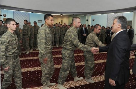 Cumhurbaşkanı Gül, bayram namazını askerlerle kıldı