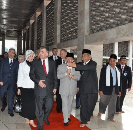 Cumhurbaşkanı Gül, Cakarta'daki İstiklal Camisini Ziyaret Etti