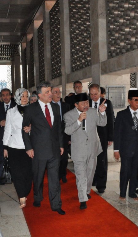 Cumhurbaşkanı Gül, Cakarta'daki İstiklal Camisini Ziyaret Etti