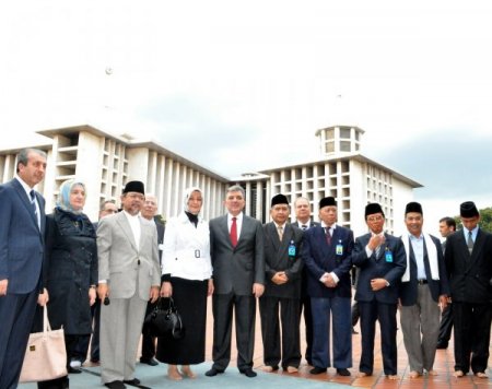 Cumhurbaşkanı Gül, Cakarta'daki İstiklal Camisini Ziyaret Etti