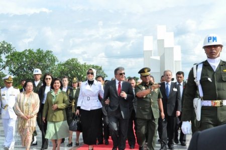 Cumhurbaşkanı Gül, Cakarta'daki Kalibata Şehitliğini Ziyaret Etti