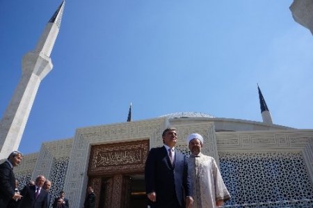 Cumhurbaşkanı Gül, Cuma Namazı'nı Ahmet Hamdi Akseki Camisi'nde kıldı