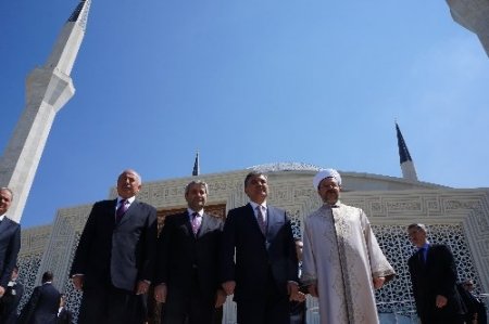 Cumhurbaşkanı Gül, Cuma Namazı'nı Ahmet Hamdi Akseki Camisi'nde kıldı