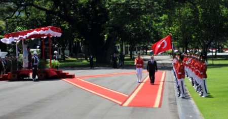 Cumhurbaşkanı Gül, Endonezya'da Resmi Törenle Karşılandı