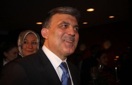 Cumhurbaşkanı Gül, Hindistan'da Güllerle Karşılandı