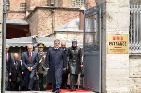 Cumhurbaşkanı Gül, Hüsn-i Hat Sergisi’ni gezdi