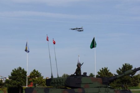 Cumhurbaşkanı Gül, ilk defa eşi ile resmigeçit törenine katıldı