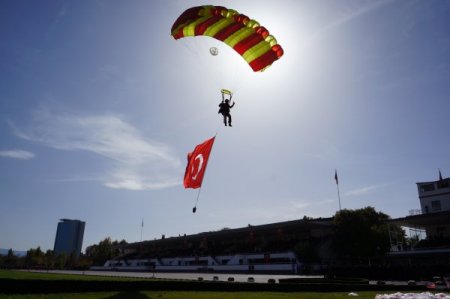 Cumhurbaşkanı Gül, ilk defa eşi ile resmigeçit törenine katıldı