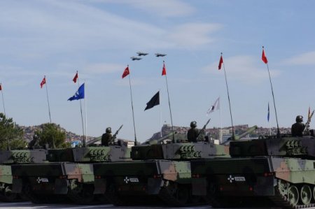 Cumhurbaşkanı Gül, ilk defa eşi ile resmigeçit törenine katıldı