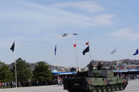 Cumhurbaşkanı Gül, ilk defa eşi ile resmigeçit törenine katıldı