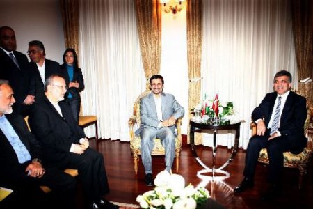 Cumhurbaşkanı Gül, İran Cumhurbaşkanı Ahmedinejad'la Görüştü