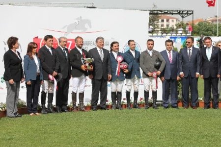 Cumhurbaşkanı Gül, ismini taşıyan binicilik kupası yarışlarını izledi