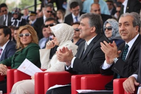 Cumhurbaşkanı Gül, ismini taşıyan binicilik kupası yarışlarını izledi