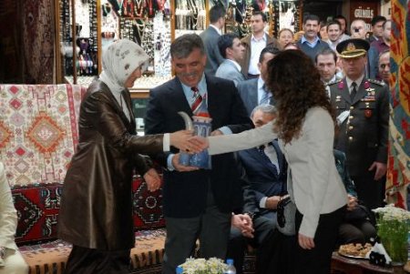 Cumhurbaşkanı Gül, İzmir'de Hediye Yağmuruna Tutuldu