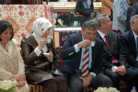 Cumhurbaşkanı Gül, İzmir'de Hediye Yağmuruna Tutuldu