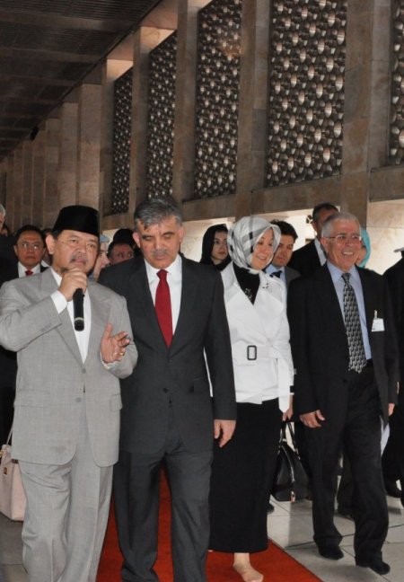 Cumhurbaşkanı Gül, Kalibata Şehitliğini Ve İstiklal Camisini Ziyaret Etti