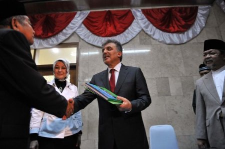 Cumhurbaşkanı Gül, Kalibata Şehitliğini Ve İstiklal Camisini Ziyaret Etti