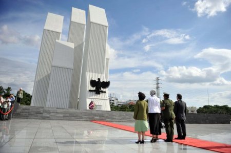 Cumhurbaşkanı Gül, Kalibata Şehitliğini Ve İstiklal Camisini Ziyaret Etti