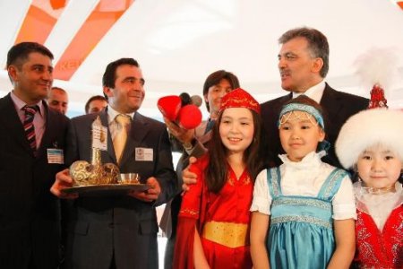 Cumhurbaşkanı Gül, Kazakistan'da Türk Okulu'nu Ziyaret Etti