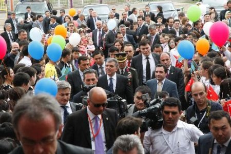 Cumhurbaşkanı Gül, Kazakistan'da Türk Okulu'nu Ziyaret Etti