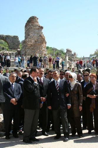 Cumhurbaşkanı Gül, Meryem Ana Evi'nin Çeşmesinde Elini Yıkadı