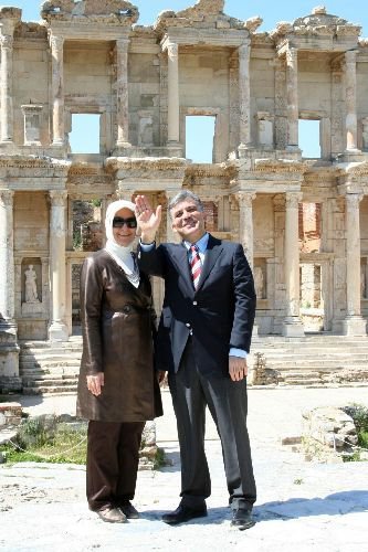 Cumhurbaşkanı Gül, Meryem Ana Evi'nin Çeşmesinde Elini Yıkadı
