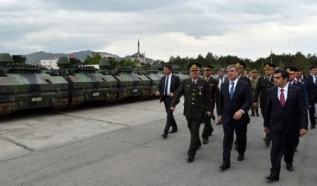 Cumhurbaşkanı Gül, modernize edilen tankların gösterisini izledi