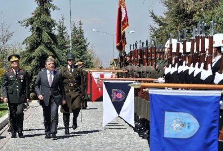 Cumhurbaşkanı Gül, Muhafız Alayı'nı ziyaret etti