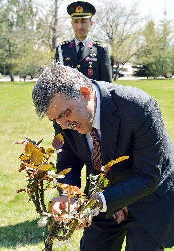 Cumhurbaşkanı Gül, Muhafız Alayı'nı ziyaret etti
