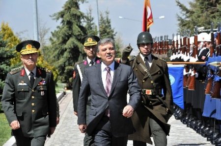 Cumhurbaşkanı Gül, Muhafız Alayı'nı ziyaret etti