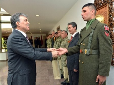 Cumhurbaşkanı Gül, Muhafız Alayı'nı ziyaret etti