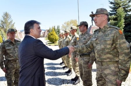 Cumhurbaşkanı Gül, Muhafız Alayı'nı ziyaret etti