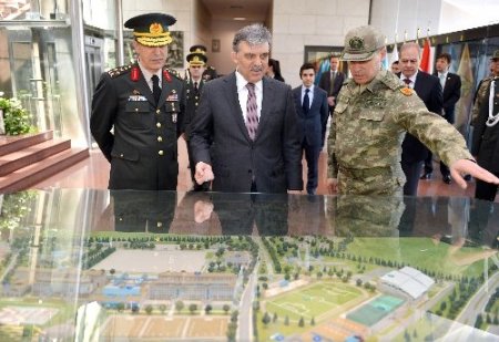 Cumhurbaşkanı Gül, Muhafız Alayı'nı ziyaret etti