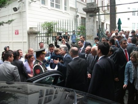 Cumhurbaşkanı Gül, Öpme Israrını Geri Çevirmedi