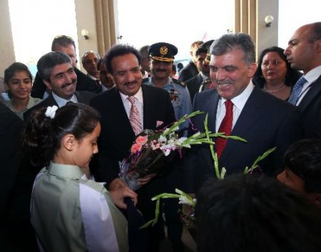 Cumhurbaşkanı Gül, Pakistan'da Çiçeklerle Karşılandı
