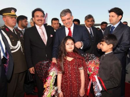Cumhurbaşkanı Gül, Pakistan'da Çiçeklerle Karşılandı