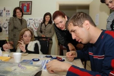 Cumhurbaşkanı Gül, Resmini Çizen Engellileri Unutmadı